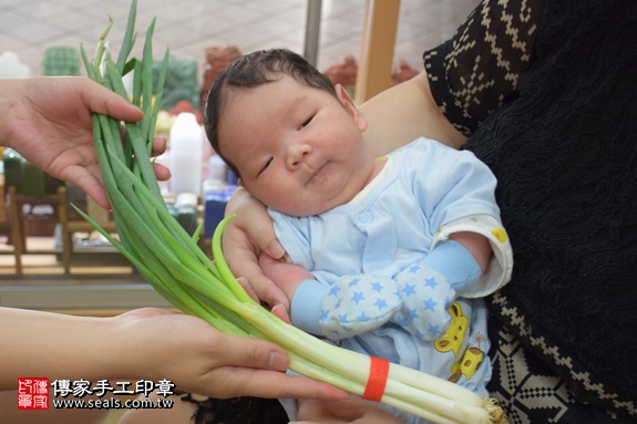 剃胎毛、滿月剃頭、嬰兒剃頭、嬰兒理髮、嬰兒剃髮、嬰兒剃胎毛、嬰兒滿月剃頭、寶寶剃頭、剃胎毛儀式、剃胎毛吉祥話、滿月剃頭儀式、滿月剃頭吉祥話、寶寶剃胎毛、寶寶滿月剃頭理髮、新北永和區剃胎毛、新北永和區滿月剃頭、新北永和區嬰兒剃頭剃胎毛、新北永和區嬰兒理髮、新北永和區嬰兒剃髮、呂寶寶(新北永和區嬰兒寶寶滿月剃頭理髮、免費嬰兒剃胎毛儀式吉祥話)。中國風會場，爸媽寶貝免費穿「日中韓」古裝禮服。專業拍照、DVD光碟、證書。★購買「臍帶章、肚臍章、胎毛筆刷印章」贈送：剃頭、收涎、抓周，三選一。2017.06.11 照片14