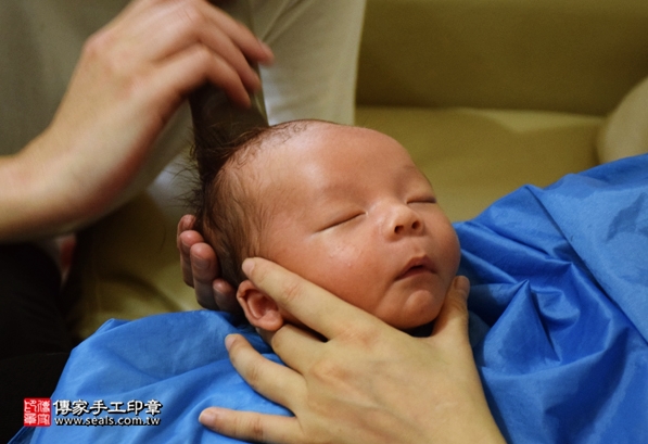 剃胎毛、滿月剃頭、嬰兒剃頭、嬰兒理髮、嬰兒剃髮、嬰兒剃胎毛、嬰兒滿月剃頭、寶寶剃頭、剃胎毛儀式、剃胎毛吉祥話、滿月剃頭儀式、滿月剃頭吉祥話、寶寶剃胎毛、寶寶滿月剃頭理髮、 新北永和區剃胎毛、新北永和區滿月剃頭、 新北永和區嬰兒剃頭剃胎毛、新北永和區嬰兒理髮、新北永和區嬰兒剃髮、曾寶寶(新北永和區到府嬰兒寶寶滿月剃頭理髮、免費到府嬰兒剃胎毛儀式吉祥話)。到府剃頭剃胎毛主持、專業拍照、DVD光碟、證書。★購買「臍帶章、肚臍章、胎毛筆刷印章」贈送：剃頭、收涎、抓周，三選一。2016.05.15  照片16
