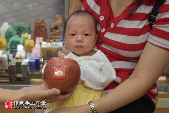 剃胎毛、滿月剃頭、嬰兒剃頭、嬰兒理髮、嬰兒剃髮、嬰兒剃胎毛、嬰兒滿月剃頭、寶寶剃頭、剃胎毛儀式、剃胎毛吉祥話、滿月剃頭儀式、滿月剃頭吉祥話、寶寶剃胎毛、寶寶滿月剃頭理髮、 新北市新莊地區剃胎毛、新北市新莊地區滿月剃頭、新北市新莊地區嬰兒剃頭剃胎毛、新北市新莊地區嬰兒理髮、新北市嬰兒剃髮、 曾寶寶(新北永和區嬰兒寶寶滿月剃頭理髮、免費嬰兒剃胎毛儀式吉祥話)。中國風會場，爸媽寶貝免費穿「日中韓」古裝禮服。專業拍照、DVD光碟、證書。★購買「臍帶章、肚臍章、胎毛筆刷印章」贈送：剃頭、收涎、抓周，三選一。2017.09.30照片8