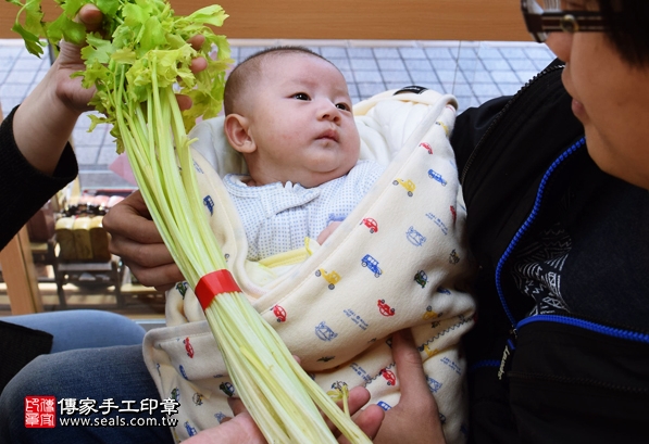 剃胎毛、滿月剃頭、嬰兒剃頭、嬰兒理髮、嬰兒剃髮、嬰兒剃胎毛、嬰兒滿月剃頭、寶寶剃頭、剃胎毛儀式、剃胎毛吉祥話、滿月剃頭儀式、滿月剃頭吉祥話、寶寶剃胎毛、寶寶滿月剃頭理髮、新竹香山區剃胎毛、新竹香山區滿月剃頭、新竹香山區嬰兒剃頭剃胎毛、新竹香山區嬰兒理髮、新竹香山區嬰兒剃髮、陳寶寶(新竹香山區嬰兒寶寶滿月剃頭理髮、免費嬰兒剃胎毛儀式吉祥話)。中國風會場，爸媽寶貝免費穿「日中韓」古裝禮服。專業拍照、DVD光碟、證書。★購買「臍帶章、肚臍章、胎毛筆刷印章」贈送：剃頭、收涎、抓周，三選一。2016.03.26  照片12