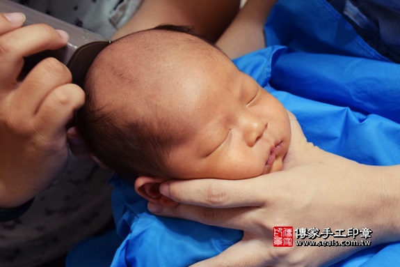 剃胎毛、滿月剃頭、嬰兒剃頭、嬰兒理髮、嬰兒剃髮、嬰兒剃胎毛、嬰兒滿月剃頭、寶寶剃頭、剃胎毛儀式、剃胎毛吉祥話、滿月剃頭儀式、滿月剃頭吉祥話、寶寶剃胎毛、寶寶滿月剃頭理髮、 彰化縣大村地區剃胎毛、彰化縣大村地區滿月剃頭、彰化縣大村地區嬰兒剃頭剃胎毛、彰化縣大村地區嬰兒理髮、彰化縣嬰兒剃髮、張寶寶(彰化大村區到府嬰兒寶寶滿月剃頭理髮、免費到府嬰兒剃胎毛儀式吉祥話)。到府剃頭剃胎毛主持、專業拍照、DVD光碟、證書。★購買「臍帶章、肚臍章、胎毛筆刷印章」贈送：剃頭、收涎、抓周，三選一。2017.09.11照片16