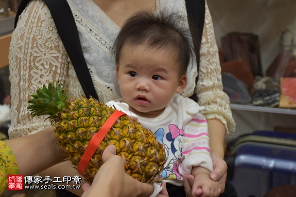 剃胎毛、滿月剃頭、嬰兒剃頭、嬰兒理髮、嬰兒剃髮、嬰兒剃胎毛、嬰兒滿月剃頭、寶寶剃頭、剃胎毛儀式、剃胎毛吉祥話、滿月剃頭儀式、滿月剃頭吉祥話、寶寶剃胎毛、寶寶滿月剃頭理髮、 新北市永和地區剃胎毛、新北市永和地區滿月剃頭、新北市永和地區嬰兒剃頭剃胎毛、新北市永和地區嬰兒理髮、新北市嬰兒剃髮、張寶寶(新北永和區嬰兒寶寶滿月剃頭理髮、免費嬰兒剃胎毛儀式吉祥話)。中國風會場，爸媽寶貝免費穿「日中韓」古裝禮服。專業拍照、DVD光碟、證書。★購買「臍帶章、肚臍章、胎毛筆刷印章」贈送：剃頭、收涎、抓周，三選一。2017.12.01照片10