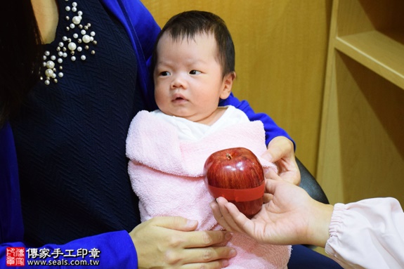 剃胎毛、滿月剃頭、嬰兒剃頭、嬰兒理髮、嬰兒剃髮、嬰兒剃胎毛、嬰兒滿月剃頭、寶寶剃頭、剃胎毛儀式、剃胎毛吉祥話、滿月剃頭儀式、滿月剃頭吉祥話、寶寶剃胎毛、寶寶滿月剃頭理髮、 新北中和區剃胎毛、新北中和區滿月剃頭、 新北中和區嬰兒剃頭剃胎毛、新北中和區嬰兒理髮、新北中和區嬰兒剃髮、楊寶寶(新北中和區到府嬰兒寶寶滿月剃頭理髮、免費到府嬰兒剃胎毛儀式吉祥話)。到府剃頭剃胎毛主持、專業拍照、DVD光碟、證書。★購買「臍帶章、肚臍章、胎毛筆刷印章」贈送：剃頭、收涎、抓周，三選一。2016.08.31  照片8