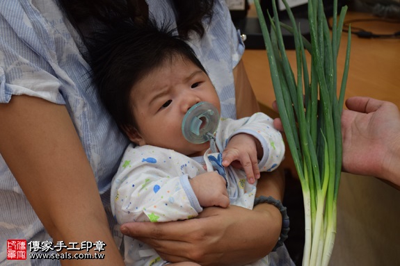 剃胎毛、滿月剃頭、嬰兒剃頭、嬰兒理髮、嬰兒剃髮、嬰兒剃胎毛、嬰兒滿月剃頭、寶寶剃頭、剃胎毛儀式、剃胎毛吉祥話、滿月剃頭儀式、滿月剃頭吉祥話、寶寶剃胎毛、寶寶滿月剃頭理髮、新北永和區剃胎毛、新北永和區滿月剃頭、新北永和區嬰兒剃頭剃胎毛、新北永和區嬰兒理髮、新北永和區嬰兒剃髮、陳寶寶(新北永和區嬰兒寶寶滿月剃頭理髮、免費嬰兒剃胎毛儀式吉祥話)。中國風會場，爸媽寶貝免費穿「日中韓」古裝禮服。專業拍照、DVD光碟、證書。★購買「臍帶章、肚臍章、胎毛筆刷印章」贈送：剃頭、收涎、抓周，三選一。2016.10.15 照片12