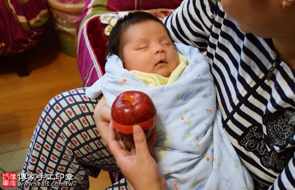 剃胎毛、滿月剃頭、嬰兒剃頭、嬰兒理髮、嬰兒剃髮、嬰兒剃胎毛、嬰兒滿月剃頭、寶寶剃頭、剃胎毛儀式、剃胎毛吉祥話、滿月剃頭儀式、滿月剃頭吉祥話、寶寶剃胎毛、寶寶滿月剃頭理髮、 新北新店區剃胎毛、新北新店區滿月剃頭、 新北新店區嬰兒剃頭剃胎毛、新北新店區嬰兒理髮、新北新店區嬰兒剃髮、王寶寶(新北新店區到府嬰兒寶寶滿月剃頭理髮、免費到府嬰兒剃胎毛儀式吉祥話)。到府剃頭剃胎毛主持、專業拍照、DVD光碟、證書。★購買「臍帶章、肚臍章、胎毛筆刷印章」贈送：剃頭、收涎、抓周，三選一。2016.12.17  照片9