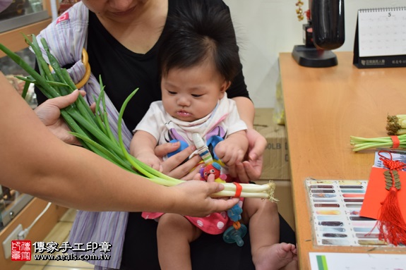 剃胎毛、滿月剃頭、嬰兒剃頭、嬰兒理髮、嬰兒剃髮、嬰兒剃胎毛、嬰兒滿月剃頭、寶寶剃頭、剃胎毛儀式、剃胎毛吉祥話、滿月剃頭儀式、滿月剃頭吉祥話、寶寶剃胎毛、寶寶滿月剃頭理髮、新北永和區剃胎毛、新北永和區滿月剃頭、新北永和區嬰兒剃頭剃胎毛、新北永和區嬰兒理髮、新北永和區嬰兒剃髮、林寶寶(新北永和區嬰兒寶寶滿月剃頭理髮、免費嬰兒剃胎毛儀式吉祥話)。中國風會場，爸媽寶貝免費穿「日中韓」古裝禮服。專業拍照、DVD光碟、證書。★購買「臍帶章、肚臍章、胎毛筆刷印章」贈送：剃頭、收涎、抓周，三選一。2017.05.09 照片12