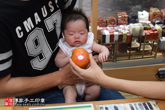 剃胎毛、滿月剃頭、嬰兒剃頭、嬰兒理髮、嬰兒剃髮、嬰兒剃胎毛、嬰兒滿月剃頭、寶寶剃頭、剃胎毛儀式、剃胎毛吉祥話、滿月剃頭儀式、滿月剃頭吉祥話、寶寶剃胎毛、寶寶滿月剃頭理髮、 新北市永和地區剃胎毛、新北市永和地區滿月剃頭、新北市永和地區嬰兒剃頭剃胎毛、新北市永和地區嬰兒理髮、新北市嬰兒剃髮、董寶寶(新北永和區嬰兒寶寶滿月剃頭理髮、免費嬰兒剃胎毛儀式吉祥話)。中國風會場，爸媽寶貝免費穿「日中韓」古裝禮服。專業拍照、DVD光碟、證書。★購買「臍帶章、肚臍章、胎毛筆刷印章」贈送：剃頭、收涎、抓周，三選一。2017.09.04照片8