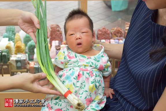 剃胎毛、滿月剃頭、嬰兒剃頭、嬰兒理髮、嬰兒剃髮、嬰兒剃胎毛、嬰兒滿月剃頭、寶寶剃頭、剃胎毛儀式、剃胎毛吉祥話、滿月剃頭儀式、滿月剃頭吉祥話、寶寶剃胎毛、寶寶滿月剃頭理髮、 新北市永和地區剃胎毛、新北市永和地區滿月剃頭、新北市永和地區嬰兒剃頭剃胎毛、新北市永和地區嬰兒理髮、新北市嬰兒剃髮、鄧寶寶(新北永和區嬰兒寶寶滿月剃頭理髮、免費嬰兒剃胎毛儀式吉祥話)。中國風會場，爸媽寶貝免費穿「日中韓」古裝禮服。專業拍照、DVD光碟、證書。★購買「臍帶章、肚臍章、胎毛筆刷印章」贈送：剃頭、收涎、抓周，三選一。2017.10.16照片12