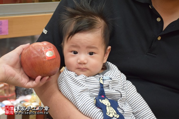 剃胎毛、滿月剃頭、嬰兒剃頭、嬰兒理髮、嬰兒剃髮、嬰兒剃胎毛、嬰兒滿月剃頭、寶寶剃頭、剃胎毛儀式、剃胎毛吉祥話、滿月剃頭儀式、滿月剃頭吉祥話、寶寶剃胎毛、寶寶滿月剃頭理髮、 新北市永和地區剃胎毛、新北市永和地區滿月剃頭、新北市永和地區嬰兒剃頭剃胎毛、新北市永和地區嬰兒理髮、新北市嬰兒剃髮、陳寶寶(新北永和區嬰兒寶寶滿月剃頭理髮、免費嬰兒剃胎毛儀式吉祥話)。中國風會場，爸媽寶貝免費穿「日中韓」古裝禮服。專業拍照、DVD光碟、證書。★購買「臍帶章、肚臍章、胎毛筆刷印章」贈送：剃頭、收涎、抓周，三選一。2017.10.25照片8