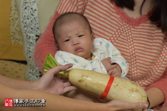 剃胎毛、滿月剃頭、嬰兒剃頭、嬰兒理髮、嬰兒剃髮、嬰兒剃胎毛、嬰兒滿月剃頭、寶寶剃頭、剃胎毛儀式、剃胎毛吉祥話、滿月剃頭儀式、滿月剃頭吉祥話、寶寶剃胎毛、寶寶滿月剃頭理髮、 桃園市楊梅地區剃胎毛、桃園市楊梅地區滿月剃頭、桃園市楊梅地區嬰兒剃頭剃胎毛、桃園市楊梅地區嬰兒理髮、桃園市嬰兒剃髮、卓寶寶(桃園楊梅區到府嬰兒寶寶滿月剃頭理髮、免費到府嬰兒剃胎毛儀式吉祥話)。到府剃頭剃胎毛主持、專業拍照、DVD光碟、證書。★購買「臍帶章、肚臍章、胎毛筆刷印章」贈送：剃頭、收涎、抓周，三選一。2017.11.27照片10