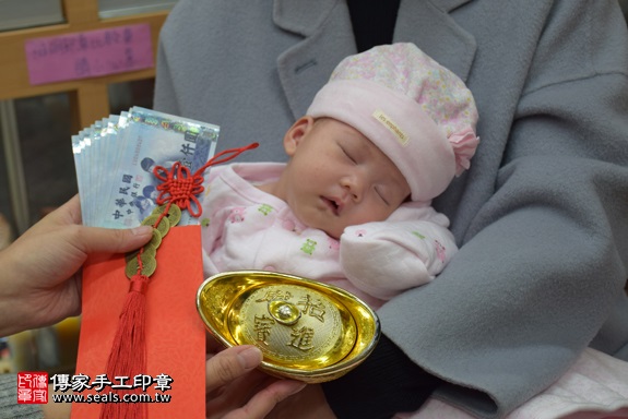 剃胎毛、滿月剃頭、嬰兒剃頭、嬰兒理髮、嬰兒剃髮、嬰兒剃胎毛、嬰兒滿月剃頭、寶寶剃頭、剃胎毛儀式、剃胎毛吉祥話、滿月剃頭儀式、滿月剃頭吉祥話、寶寶剃胎毛、寶寶滿月剃頭理髮、 新北市永和地區剃胎毛、新北市永和地區滿月剃頭、新北市永和地區嬰兒剃頭剃胎毛、新北市永和地區嬰兒理髮、新北市嬰兒剃髮、謝寶寶(新北永和區嬰兒寶寶滿月剃頭理髮、免費嬰兒剃胎毛儀式吉祥話)。中國風會場，爸媽寶貝免費穿「日中韓」古裝禮服。專業拍照、DVD光碟、證書。★購買「臍帶章、肚臍章、胎毛筆刷印章」贈送：剃頭、收涎、抓周，三選一。2017.12.19照片15