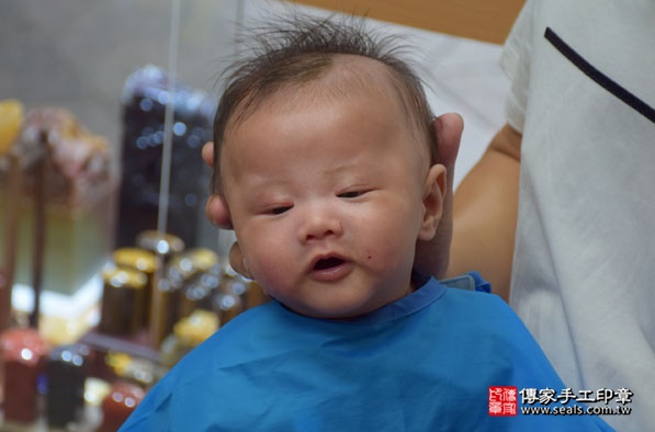 剃胎毛、滿月剃頭、嬰兒剃頭、嬰兒理髮、嬰兒剃髮、嬰兒剃胎毛、嬰兒滿月剃頭、寶寶剃頭、剃胎毛儀式、剃胎毛吉祥話、滿月剃頭儀式、滿月剃頭吉祥話、寶寶剃胎毛、寶寶滿月剃頭理髮、台中北屯區剃胎毛、台中北屯區滿月剃頭、台中北屯區嬰兒剃頭剃胎毛、台中北屯區嬰兒理髮、台中北屯區嬰兒剃髮、林寶寶(台中北屯區嬰兒寶寶滿月剃頭理髮、免費嬰兒剃胎毛儀式吉祥話)。中國風會場，爸媽寶貝免費穿「日中韓」古裝禮服。專業拍照、DVD光碟、證書。★購買「臍帶章、肚臍章、胎毛筆刷印章」贈送：剃頭、收涎、抓周，三選一。2016.08.01  照片16