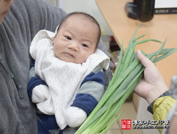剃胎毛、滿月剃頭、嬰兒剃頭、嬰兒理髮、嬰兒剃髮、嬰兒剃胎毛、嬰兒滿月剃頭、寶寶剃頭、剃胎毛儀式、剃胎毛吉祥話、滿月剃頭儀式、滿月剃頭吉祥話、寶寶剃胎毛、寶寶滿月剃頭理髮、新北永和區剃胎毛、新北永和區滿月剃頭、新北永和區嬰兒剃頭剃胎毛、新北永和區嬰兒理髮、新北永和區嬰兒剃髮、簡寶寶(新北永和區嬰兒寶寶滿月剃頭理髮、免費嬰兒剃胎毛儀式吉祥話)。中國風會場，爸媽寶貝免費穿「日中韓」古裝禮服。專業拍照、DVD光碟、證書。★購買「臍帶章、肚臍章、胎毛筆刷印章」贈送：剃頭、收涎、抓周，三選一。2016.01.23 照片9