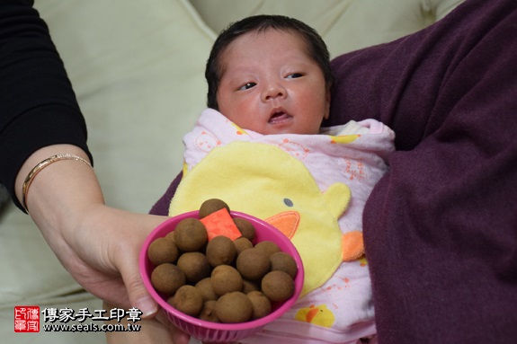 剃胎毛、滿月剃頭、嬰兒剃頭、嬰兒理髮、嬰兒剃髮、嬰兒剃胎毛、嬰兒滿月剃頭、寶寶剃頭、剃胎毛儀式、剃胎毛吉祥話、滿月剃頭儀式、滿月剃頭吉祥話、寶寶剃胎毛、寶寶滿月剃頭理髮、 新北板橋區剃胎毛、新北板橋區滿月剃頭、 新北板橋區嬰兒剃頭剃胎毛、新北板橋區嬰兒理髮、新北板橋區嬰兒剃髮、翁寶寶(新北板橋區到府嬰兒寶寶滿月剃頭理髮、免費到府嬰兒剃胎毛儀式吉祥話)。到府剃頭剃胎毛主持、專業拍照、DVD光碟、證書。★購買「臍帶章、肚臍章、胎毛筆刷印章」贈送：剃頭、收涎、抓周，三選一。2017.03.26  照片7