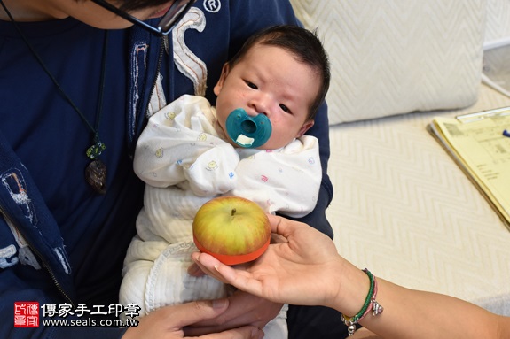 剃胎毛、滿月剃頭、嬰兒剃頭、嬰兒理髮、嬰兒剃髮、嬰兒剃胎毛、嬰兒滿月剃頭、寶寶剃頭、剃胎毛儀式、剃胎毛吉祥話、滿月剃頭儀式、滿月剃頭吉祥話、寶寶剃胎毛、寶寶滿月剃頭理髮、 新北三重區剃胎毛、新北三重區滿月剃頭、 新北三重區嬰兒剃頭剃胎毛、新北三重區嬰兒理髮、新北三重區嬰兒剃髮、鄭寶寶(新北三重區到府嬰兒寶寶滿月剃頭理髮、免費到府嬰兒剃胎毛儀式吉祥話)。到府剃頭剃胎毛主持、專業拍照、DVD光碟、證書。★購買「臍帶章、肚臍章、胎毛筆刷印章」贈送：剃頭、收涎、抓周，三選一。2017.05.17  照片8