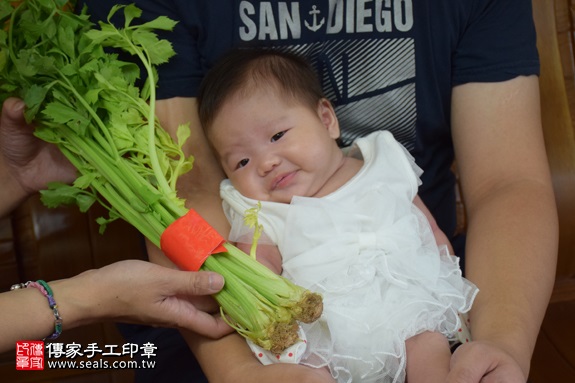 剃胎毛、滿月剃頭、嬰兒剃頭、嬰兒理髮、嬰兒剃髮、嬰兒剃胎毛、嬰兒滿月剃頭、寶寶剃頭、剃胎毛儀式、剃胎毛吉祥話、滿月剃頭儀式、滿月剃頭吉祥話、寶寶剃胎毛、寶寶滿月剃頭理髮、 新北中和區剃胎毛、新北中和區滿月剃頭、 新北中和區嬰兒剃頭剃胎毛、新北中和區嬰兒理髮、新北中和區嬰兒剃髮、許寶寶(新北中和區到府嬰兒寶寶滿月剃頭理髮、免費到府嬰兒剃胎毛儀式吉祥話)。到府剃頭剃胎毛主持、專業拍照、DVD光碟、證書。★購買「臍帶章、肚臍章、胎毛筆刷印章」贈送：剃頭、收涎、抓周，三選一。2017.07.01  照片11