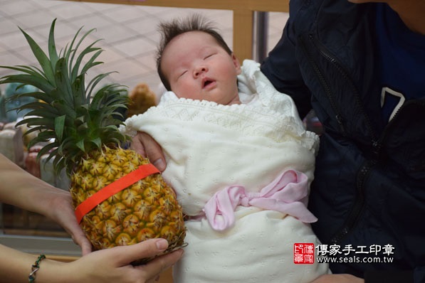 剃胎毛、滿月剃頭、嬰兒剃頭、嬰兒理髮、嬰兒剃髮、嬰兒剃胎毛、嬰兒滿月剃頭、寶寶剃頭、剃胎毛儀式、剃胎毛吉祥話、滿月剃頭儀式、滿月剃頭吉祥話、寶寶剃胎毛、寶寶滿月剃頭理髮、新北永和區剃胎毛、新北永和區滿月剃頭、新北永和區嬰兒剃頭剃胎毛、新北永和區嬰兒理髮、新北永和區嬰兒剃髮、Kitty寶寶(新北永和區嬰兒寶寶滿月剃頭理髮、免費嬰兒剃胎毛儀式吉祥話)。中國風會場，爸媽寶貝免費穿「日中韓」古裝禮服。專業拍照、DVD光碟、證書。★購買「臍帶章、肚臍章、胎毛筆刷印章」贈送：剃頭、收涎、抓周，三選一。2016.04.03  照片14