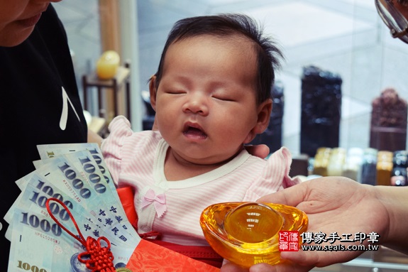 剃胎毛、滿月剃頭、嬰兒剃頭、嬰兒理髮、嬰兒剃髮、嬰兒剃胎毛、嬰兒滿月剃頭、寶寶剃頭、剃胎毛儀式、剃胎毛吉祥話、滿月剃頭儀式、滿月剃頭吉祥話、寶寶剃胎毛、寶寶滿月剃頭理髮、 台中市北區地區剃胎毛、台中市北區地區滿月剃頭、台中市北區地區嬰兒剃頭剃胎毛、台中市北區地區嬰兒理髮、台中市嬰兒剃髮、烏賊(台中市北區嬰兒寶寶滿月剃頭理髮、免費嬰兒剃胎毛儀式吉祥話)。中國風會場，爸媽寶貝免費穿「日中韓」古裝禮服。專業拍照、DVD光碟、證書。★購買「臍帶章、肚臍章、胎毛筆刷印章」贈送：剃頭、收涎、抓周，三選一。2017.09.16照片14