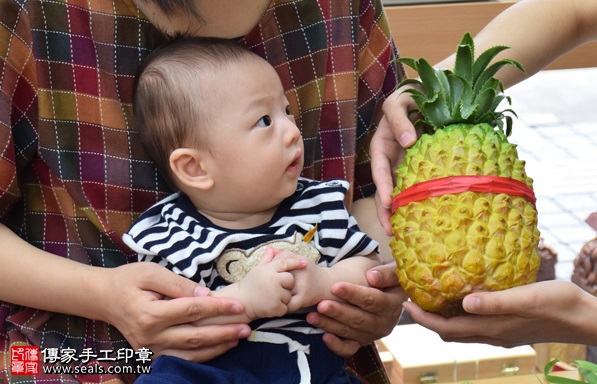 剃胎毛、滿月剃頭、嬰兒剃頭、嬰兒理髮、嬰兒剃髮、嬰兒剃胎毛、嬰兒滿月剃頭、寶寶剃頭、剃胎毛儀式、剃胎毛吉祥話、滿月剃頭儀式、滿月剃頭吉祥話、寶寶剃胎毛、寶寶滿月剃頭理髮、 新竹市香山地區剃胎毛、新竹市香山地區滿月剃頭、新竹市香山地區嬰兒剃頭剃胎毛、新竹市香山地區嬰兒理髮、新竹市嬰兒剃髮、 葉寶寶(新竹香山區嬰兒寶寶滿月剃頭理髮、免費嬰兒剃胎毛儀式吉祥話)。中國風會場，爸媽寶貝免費穿「日中韓」古裝禮服。專業拍照、DVD光碟、證書。★購買「臍帶章、肚臍章、胎毛筆刷印章」贈送：剃頭、收涎、抓周，三選一。2017.09.09照片14