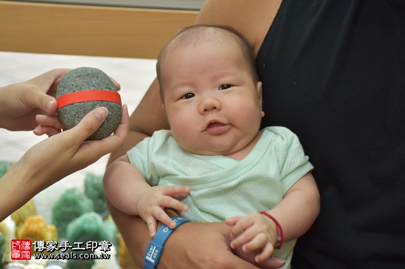 剃胎毛、滿月剃頭、嬰兒剃頭、嬰兒理髮、嬰兒剃髮、嬰兒剃胎毛、嬰兒滿月剃頭、寶寶剃頭、剃胎毛儀式、剃胎毛吉祥話、滿月剃頭儀式、滿月剃頭吉祥話、寶寶剃胎毛、寶寶滿月剃頭理髮、 新北市永和地區剃胎毛、新北市永和地區滿月剃頭、新北市永和地區嬰兒剃頭剃胎毛、新北市永和地區嬰兒理髮、新北市嬰兒剃髮、莊寶寶(新北永和區嬰兒寶寶滿月剃頭理髮、免費嬰兒剃胎毛儀式吉祥話)。中國風會場，爸媽寶貝免費穿「日中韓」古裝禮服。專業拍照、DVD光碟、證書。★購買「臍帶章、肚臍章、胎毛筆刷印章」贈送：剃頭、收涎、抓周，三選一。2017.09.06照片5