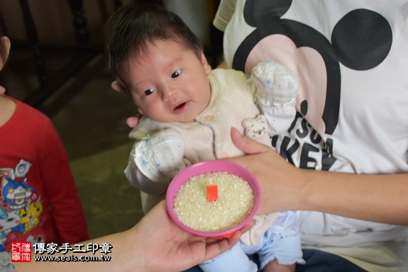 剃胎毛、滿月剃頭、嬰兒剃頭、嬰兒理髮、嬰兒剃髮、嬰兒剃胎毛、嬰兒滿月剃頭、寶寶剃頭、剃胎毛儀式、剃胎毛吉祥話、滿月剃頭儀式、滿月剃頭吉祥話、寶寶剃胎毛、寶寶滿月剃頭理髮、 桃園市桃園地區剃胎毛、桃園市桃園地區滿月剃頭、桃園市桃園地區嬰兒剃頭剃胎毛、桃園市桃園地區嬰兒理髮、新北市嬰兒剃髮、林寶寶(新北新店區到府嬰兒寶寶滿月剃頭理髮、免費到府嬰兒剃胎毛儀式吉祥話)。到府剃頭剃胎毛主持、專業拍照、DVD光碟、證書。★購買「臍帶章、肚臍章、胎毛筆刷印章」贈送：剃頭、收涎、抓周，三選一。2017.11.11照片6
