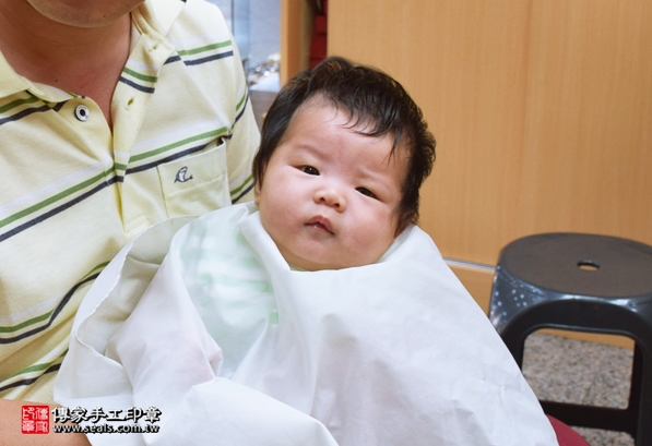 剃胎毛、滿月剃頭、嬰兒剃頭、嬰兒理髮、嬰兒剃髮、嬰兒剃胎毛、嬰兒滿月剃頭、寶寶剃頭、剃胎毛儀式、剃胎毛吉祥話、滿月剃頭儀式、滿月剃頭吉祥話、寶寶剃胎毛、寶寶滿月剃頭理髮、台中北區剃胎毛、台中北區滿月剃頭、台中北區嬰兒剃頭剃胎毛、台中北區嬰兒理髮、台中北區嬰兒剃髮、邱寶寶(台中北區嬰兒寶寶滿月剃頭理髮、免費嬰兒剃胎毛儀式吉祥話)。中國風會場，爸媽寶貝免費穿「日中韓」古裝禮服。專業拍照、DVD光碟、證書。★購買「臍帶章、肚臍章、胎毛筆刷印章」贈送：剃頭、收涎、抓周，三選一。2016.04.29  照片14
