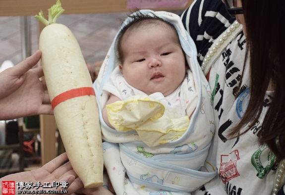 剃胎毛、滿月剃頭、嬰兒剃頭、嬰兒理髮、嬰兒剃髮、嬰兒剃胎毛、嬰兒滿月剃頭、寶寶剃頭、剃胎毛儀式、剃胎毛吉祥話、滿月剃頭儀式、滿月剃頭吉祥話、寶寶剃胎毛、寶寶滿月剃頭理髮、新北永和區剃胎毛、新北永和區滿月剃頭、新北永和區嬰兒剃頭剃胎毛、新北永和區嬰兒理髮、新北永和區嬰兒剃髮、楊寶寶(新北永和區嬰兒寶寶滿月剃頭理髮、免費嬰兒剃胎毛儀式吉祥話)。中國風會場，爸媽寶貝免費穿「日中韓」古裝禮服。專業拍照、DVD光碟、證書。★購買「臍帶章、肚臍章、胎毛筆刷印章」贈送：剃頭、收涎、抓周，三選一。2016.07.03  照片13