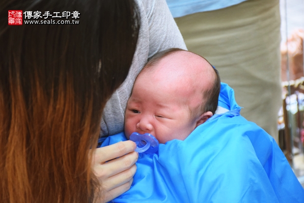 剃胎毛、滿月剃頭、嬰兒剃頭、嬰兒理髮、嬰兒剃髮、嬰兒剃胎毛、嬰兒滿月剃頭、寶寶剃頭、剃胎毛儀式、剃胎毛吉祥話、滿月剃頭儀式、滿月剃頭吉祥話、寶寶剃胎毛、寶寶滿月剃頭理髮、新竹香山區山剃胎毛、新竹香山區山滿月剃頭、新竹香山區山嬰兒剃頭剃胎毛、新竹香山區山嬰兒理髮、新竹香山區山嬰兒剃髮、黃寶寶(新竹香山區山嬰兒寶寶滿月剃頭理髮、免費嬰兒剃胎毛儀式吉祥話)。中國風會場，爸媽寶貝免費穿「日中韓」古裝禮服。專業拍照、DVD光碟、證書。★購買「臍帶章、肚臍章、胎毛筆刷印章」贈送：剃頭、收涎、抓周，三選一。2016.08.21  照片16