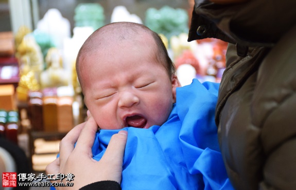 剃胎毛、滿月剃頭、嬰兒剃頭、嬰兒理髮、嬰兒剃髮、嬰兒剃胎毛、嬰兒滿月剃頭、寶寶剃頭、剃胎毛儀式、剃胎毛吉祥話、滿月剃頭儀式、滿月剃頭吉祥話、寶寶剃胎毛、寶寶滿月剃頭理髮、新北永和區剃胎毛、新北永和區滿月剃頭、新北永和區嬰兒剃頭剃胎毛、新北永和區嬰兒理髮、新北永和區嬰兒剃髮、嚴王寶寶(新北永和區嬰兒寶寶滿月剃頭理髮、免費嬰兒剃胎毛儀式吉祥話)。中國風會場，爸媽寶貝免費穿「日中韓」古裝禮服。專業拍照、DVD光碟、證書。★購買「臍帶章、肚臍章、胎毛筆刷印章」贈送：剃頭、收涎、抓周，三選一。2017.02.02 照片19