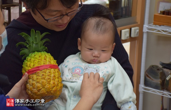 剃胎毛、滿月剃頭、嬰兒剃頭、嬰兒理髮、嬰兒剃髮、嬰兒剃胎毛、嬰兒滿月剃頭、寶寶剃頭、剃胎毛儀式、剃胎毛吉祥話、滿月剃頭儀式、滿月剃頭吉祥話、寶寶剃胎毛、寶寶滿月剃頭理髮、新竹香山區剃胎毛、新竹香山區滿月剃頭、新竹香山區嬰兒剃頭剃胎毛、新竹香山區嬰兒理髮、新竹香山區嬰兒剃髮、林寶寶(新竹香山區嬰兒寶寶滿月剃頭理髮、免費嬰兒剃胎毛儀式吉祥話)。中國風會場，爸媽寶貝免費穿「日中韓」古裝禮服。專業拍照、DVD光碟、證書。★購買「臍帶章、肚臍章、胎毛筆刷印章」贈送：剃頭、收涎、抓周，三選一。2017.03.10 照片13