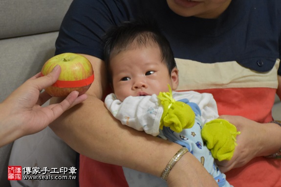 剃胎毛、滿月剃頭、嬰兒剃頭、嬰兒理髮、嬰兒剃髮、嬰兒剃胎毛、嬰兒滿月剃頭、寶寶剃頭、剃胎毛儀式、剃胎毛吉祥話、滿月剃頭儀式、滿月剃頭吉祥話、寶寶剃胎毛、寶寶滿月剃頭理髮、 新北市板橋地區剃胎毛、新北市板橋地區滿月剃頭、新北市板橋地區嬰兒剃頭剃胎毛、新北市板橋地區嬰兒理髮、新北市嬰兒剃髮、黃寶寶(新北板橋區到府嬰兒寶寶滿月剃頭理髮、免費到府嬰兒剃胎毛儀式吉祥話)。到府剃頭剃胎毛主持、專業拍照、DVD光碟、證書。★購買「臍帶章、肚臍章、胎毛筆刷印章」贈送：剃頭、收涎、抓周，三選一。2017.10.19照片9