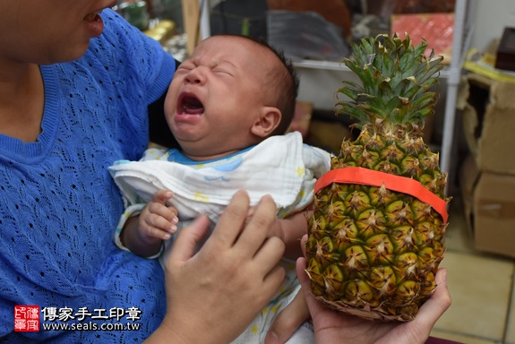 剃胎毛、滿月剃頭、嬰兒剃頭、嬰兒理髮、嬰兒剃髮、嬰兒剃胎毛、嬰兒滿月剃頭、寶寶剃頭、剃胎毛儀式、剃胎毛吉祥話、滿月剃頭儀式、滿月剃頭吉祥話、寶寶剃胎毛、寶寶滿月剃頭理髮、 新北市永和地區剃胎毛、新北市永和地區滿月剃頭、新北市永和地區嬰兒剃頭剃胎毛、新北市永和地區嬰兒理髮、新北市嬰兒剃髮、劉寶寶(新北永和區嬰兒寶寶滿月剃頭理髮、免費嬰兒剃胎毛儀式吉祥話)。中國風會場，爸媽寶貝免費穿「日中韓」古裝禮服。專業拍照、DVD光碟、證書。★購買「臍帶章、肚臍章、胎毛筆刷印章」贈送：剃頭、收涎、抓周，三選一。2017.11.05照片14