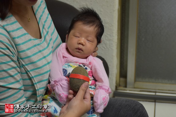 剃胎毛、滿月剃頭、嬰兒剃頭、嬰兒理髮、嬰兒剃髮、嬰兒剃胎毛、嬰兒滿月剃頭、寶寶剃頭、剃胎毛儀式、剃胎毛吉祥話、滿月剃頭儀式、滿月剃頭吉祥話、寶寶剃胎毛、寶寶滿月剃頭理髮、 新北市土城地區剃胎毛、新北市土城地區滿月剃頭、新北市土城地區嬰兒剃頭剃胎毛、新北市土城地區嬰兒理髮、新北市嬰兒剃髮、李寶寶(新北土城區到府嬰兒寶寶滿月剃頭理髮、免費到府嬰兒剃胎毛儀式吉祥話)。到府剃頭剃胎毛主持、專業拍照、DVD光碟、證書。★購買「臍帶章、肚臍章、胎毛筆刷印章」贈送：剃頭、收涎、抓周，三選一。2017.11.22照片5