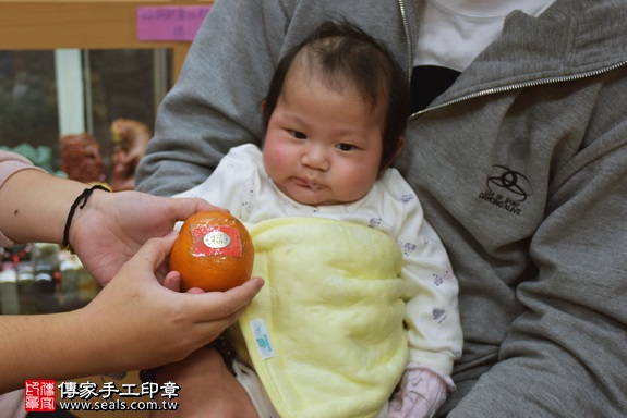 剃胎毛、滿月剃頭、嬰兒剃頭、嬰兒理髮、嬰兒剃髮、嬰兒剃胎毛、嬰兒滿月剃頭、寶寶剃頭、剃胎毛儀式、剃胎毛吉祥話、滿月剃頭儀式、滿月剃頭吉祥話、寶寶剃胎毛、寶寶滿月剃頭理髮、 新北市永和地區剃胎毛、新北市永和地區滿月剃頭、新北市永和地區嬰兒剃頭剃胎毛、新北市永和地區嬰兒理髮、新北市嬰兒剃髮、洪寶寶(新北永和區嬰兒寶寶滿月剃頭理髮、免費嬰兒剃胎毛儀式吉祥話)。中國風會場，爸媽寶貝免費穿「日中韓」古裝禮服。專業拍照、DVD光碟、證書。★購買「臍帶章、肚臍章、胎毛筆刷印章」贈送：剃頭、收涎、抓周，三選一。2017.12.12照片9