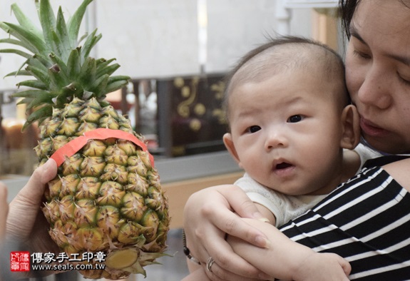 剃胎毛、滿月剃頭、嬰兒剃頭、嬰兒理髮、嬰兒剃髮、嬰兒剃胎毛、嬰兒滿月剃頭、寶寶剃頭、剃胎毛儀式、剃胎毛吉祥話、滿月剃頭儀式、滿月剃頭吉祥話、寶寶剃胎毛、寶寶滿月剃頭理髮、新北永和區剃胎毛、新北永和區滿月剃頭、新北永和區嬰兒剃頭剃胎毛、新北永和區嬰兒理髮、新北永和區嬰兒剃髮、葉寶寶(新北永和區嬰兒寶寶滿月剃頭理髮、免費嬰兒剃胎毛儀式吉祥話)。中國風會場，爸媽寶貝免費穿「日中韓」古裝禮服。專業拍照、DVD光碟、證書。★購買「臍帶章、肚臍章、胎毛筆刷印章」贈送：剃頭、收涎、抓周，三選一。2016.05.28  照片13