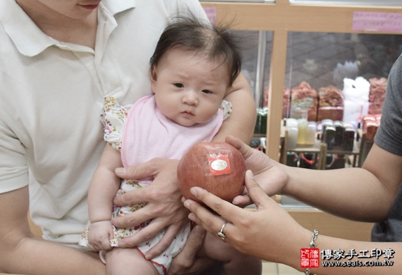 剃胎毛、滿月剃頭、嬰兒剃頭、嬰兒理髮、嬰兒剃髮、嬰兒剃胎毛、嬰兒滿月剃頭、寶寶剃頭、剃胎毛儀式、剃胎毛吉祥話、滿月剃頭儀式、滿月剃頭吉祥話、寶寶剃胎毛、寶寶滿月剃頭理髮、新北永和區剃胎毛、新北永和區滿月剃頭、新北永和區嬰兒剃頭剃胎毛、新北永和區嬰兒理髮、新北永和區嬰兒剃髮、陳寶寶(新北永和區嬰兒寶寶滿月剃頭理髮、免費嬰兒剃胎毛儀式吉祥話)。中國風會場，爸媽寶貝免費穿「日中韓」古裝禮服。專業拍照、DVD光碟、證書。★購買「臍帶章、肚臍章、胎毛筆刷印章」贈送：剃頭、收涎、抓周，三選一。2016.06.05  照片7