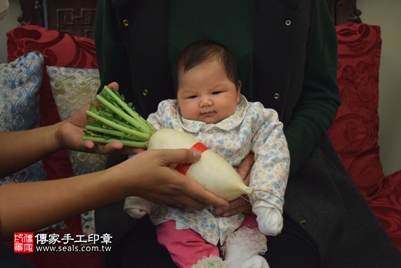 剃胎毛、滿月剃頭、嬰兒剃頭、嬰兒理髮、嬰兒剃髮、嬰兒剃胎毛、嬰兒滿月剃頭、寶寶剃頭、剃胎毛儀式、剃胎毛吉祥話、滿月剃頭儀式、滿月剃頭吉祥話、寶寶剃胎毛、寶寶滿月剃頭理髮、 新竹香山區剃胎毛、新竹香山區滿月剃頭、 新竹香山區嬰兒剃頭剃胎毛、新竹香山區嬰兒理髮、新竹香山區嬰兒剃髮、吳寶寶(新竹香山區到府嬰兒寶寶滿月剃頭理髮、免費到府嬰兒剃胎毛儀式吉祥話)。到府剃頭剃胎毛主持、專業拍照、DVD光碟、證書。★購買「臍帶章、肚臍章、胎毛筆刷印章」贈送：剃頭、收涎、抓周，三選一。2017.02.07  照片13