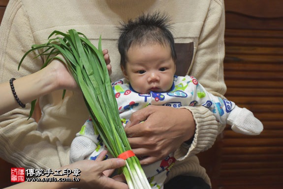 剃胎毛、滿月剃頭、嬰兒剃頭、嬰兒理髮、嬰兒剃髮、嬰兒剃胎毛、嬰兒滿月剃頭、寶寶剃頭、剃胎毛儀式、剃胎毛吉祥話、滿月剃頭儀式、滿月剃頭吉祥話、寶寶剃胎毛、寶寶滿月剃頭理髮、 桃園龜山區剃胎毛、桃園龜山區滿月剃頭、 桃園龜山區嬰兒剃頭剃胎毛、桃園龜山區嬰兒理髮、桃園龜山區嬰兒剃髮、張寶寶(桃園龜山區到府嬰兒寶寶滿月剃頭理髮、免費到府嬰兒剃胎毛儀式吉祥話)。到府剃頭剃胎毛主持、專業拍照、DVD光碟、證書。★購買「臍帶章、肚臍章、胎毛筆刷印章」贈送：剃頭、收涎、抓周，三選一。2017.02.18  照片10