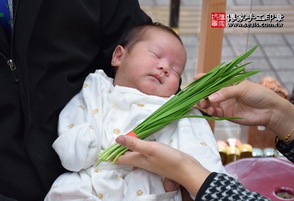 剃胎毛、滿月剃頭、嬰兒剃頭、嬰兒理髮、嬰兒剃髮、嬰兒剃胎毛、嬰兒滿月剃頭、寶寶剃頭、剃胎毛儀式、剃胎毛吉祥話、滿月剃頭儀式、滿月剃頭吉祥話、寶寶剃胎毛、寶寶滿月剃頭理髮、新竹香山區剃胎毛、新竹香山區滿月剃頭、新竹香山區嬰兒剃頭剃胎毛、新竹香山區嬰兒理髮、新竹香山區嬰兒剃髮、黃寶寶(新竹香山區嬰兒寶寶滿月剃頭理髮、免費嬰兒剃胎毛儀式吉祥話)。中國風會場，爸媽寶貝免費穿「日中韓」古裝禮服。專業拍照、DVD光碟、證書。★購買「臍帶章、肚臍章、胎毛筆刷印章」贈送：剃頭、收涎、抓周，三選一。2016.02.03 照片10