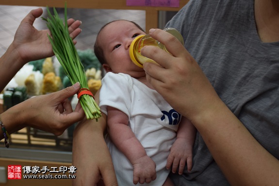 剃胎毛、滿月剃頭、嬰兒剃頭、嬰兒理髮、嬰兒剃髮、嬰兒剃胎毛、嬰兒滿月剃頭、寶寶剃頭、剃胎毛儀式、剃胎毛吉祥話、滿月剃頭儀式、滿月剃頭吉祥話、寶寶剃胎毛、寶寶滿月剃頭理髮、 新北市永和地區剃胎毛、新北市永和地區滿月剃頭、新北市永和地區嬰兒剃頭剃胎毛、新北市永和地區嬰兒理髮、新北市嬰兒剃髮、鄭寶寶(新北永和區嬰兒寶寶滿月剃頭理髮、免費嬰兒剃胎毛儀式吉祥話)。中國風會場，爸媽寶貝免費穿「日中韓」古裝禮服。專業拍照、DVD光碟、證書。★購買「臍帶章、肚臍章、胎毛筆刷印章」贈送：剃頭、收涎、抓周，三選一。2017.09.30照片10