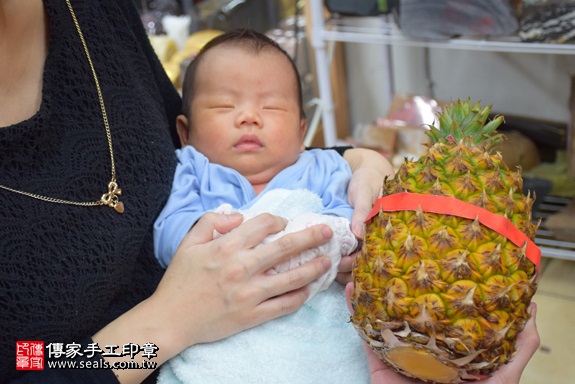 剃胎毛、滿月剃頭、嬰兒剃頭、嬰兒理髮、嬰兒剃髮、嬰兒剃胎毛、嬰兒滿月剃頭、寶寶剃頭、剃胎毛儀式、剃胎毛吉祥話、滿月剃頭儀式、滿月剃頭吉祥話、寶寶剃胎毛、寶寶滿月剃頭理髮、 新北市永和地區剃胎毛、新北市永和地區滿月剃頭、新北市永和地區嬰兒剃頭剃胎毛、新北市永和地區嬰兒理髮、新北市嬰兒剃髮、王寶寶(新北永和區嬰兒寶寶滿月剃頭理髮、免費嬰兒剃胎毛儀式吉祥話)。中國風會場，爸媽寶貝免費穿「日中韓」古裝禮服。專業拍照、DVD光碟、證書。★購買「臍帶章、肚臍章、胎毛筆刷印章」贈送：剃頭、收涎、抓周，三選一。2017.11.18照片11