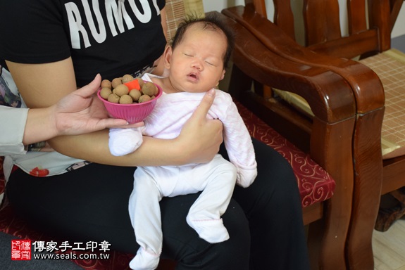 剃胎毛、滿月剃頭、嬰兒剃頭、嬰兒理髮、嬰兒剃髮、嬰兒剃胎毛、嬰兒滿月剃頭、寶寶剃頭、剃胎毛儀式、剃胎毛吉祥話、滿月剃頭儀式、滿月剃頭吉祥話、寶寶剃胎毛、寶寶滿月剃頭理髮、 新北市淡水地區剃胎毛、新北市淡水地區滿月剃頭、新北市淡水地區嬰兒剃頭剃胎毛、新北市淡水地區嬰兒理髮、新北市嬰兒剃髮、許寶寶(新北淡水區到府嬰兒寶寶滿月剃頭理髮、免費到府嬰兒剃胎毛儀式吉祥話)。到府剃頭剃胎毛主持、專業拍照、DVD光碟、證書。★購買「臍帶章、肚臍章、胎毛筆刷印章」贈送：剃頭、收涎、抓周，三選一。2017.11.21照片7