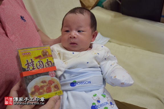 剃胎毛、滿月剃頭、嬰兒剃頭、嬰兒理髮、嬰兒剃髮、嬰兒剃胎毛、嬰兒滿月剃頭、寶寶剃頭、剃胎毛儀式、剃胎毛吉祥話、滿月剃頭儀式、滿月剃頭吉祥話、寶寶剃胎毛、寶寶滿月剃頭理髮、 台北市內湖地區剃胎毛、台北市內湖地區滿月剃頭、台北市內湖地區嬰兒剃頭剃胎毛、台北市內湖地區嬰兒理髮台北市嬰兒剃髮、張寶寶(台北內湖區到府嬰兒寶寶滿月剃頭理髮、免費到府嬰兒剃胎毛儀式吉祥話)。到府剃頭剃胎毛主持、專業拍照、DVD光碟、證書。★購買「臍帶章、肚臍章、胎毛筆刷印章」贈送：剃頭、收涎、抓周，三選一。2017.12.20照片7