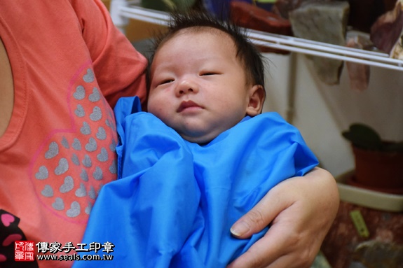 剃胎毛、滿月剃頭、嬰兒剃頭、嬰兒理髮、嬰兒剃髮、嬰兒剃胎毛、嬰兒滿月剃頭、寶寶剃頭、剃胎毛儀式、剃胎毛吉祥話、滿月剃頭儀式、滿月剃頭吉祥話、寶寶剃胎毛、寶寶滿月剃頭理髮、新北永和區剃胎毛、新北永和區滿月剃頭、新北永和區嬰兒剃頭剃胎毛、新北永和區嬰兒理髮、新北永和區嬰兒剃髮、周寶寶(新北永和區嬰兒寶寶滿月剃頭理髮、免費嬰兒剃胎毛儀式吉祥話)。中國風會場，爸媽寶貝免費穿「日中韓」古裝禮服。專業拍照、DVD光碟、證書。★購買「臍帶章、肚臍章、胎毛筆刷印章」贈送：剃頭、收涎、抓周，三選一。2016.07.23  照片14