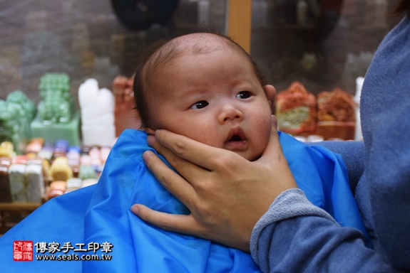 剃胎毛、滿月剃頭、嬰兒剃頭、嬰兒理髮、嬰兒剃髮、嬰兒剃胎毛、嬰兒滿月剃頭、寶寶剃頭、剃胎毛儀式、剃胎毛吉祥話、滿月剃頭儀式、滿月剃頭吉祥話、寶寶剃胎毛、寶寶滿月剃頭理髮、新北永和區剃胎毛、新北永和區滿月剃頭、新北永和區嬰兒剃頭剃胎毛、新北永和區嬰兒理髮、新北永和區嬰兒剃髮、李寶寶(新北永和區嬰兒寶寶滿月剃頭理髮、免費嬰兒剃胎毛儀式吉祥話)。中國風會場，爸媽寶貝免費穿「日中韓」古裝禮服。專業拍照、DVD光碟、證書。★購買「臍帶章、肚臍章、胎毛筆刷印章」贈送：剃頭、收涎、抓周，三選一。2016.11.23 照片18