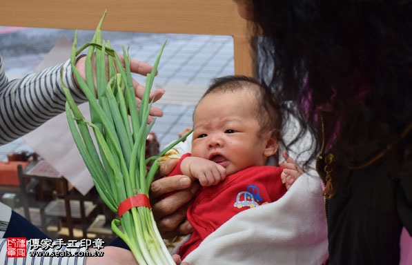 剃胎毛、滿月剃頭、嬰兒剃頭、嬰兒理髮、嬰兒剃髮、嬰兒剃胎毛、嬰兒滿月剃頭、寶寶剃頭、剃胎毛儀式、剃胎毛吉祥話、滿月剃頭儀式、滿月剃頭吉祥話、寶寶剃胎毛、寶寶滿月剃頭理髮、新竹香山區剃胎毛、新竹香山區滿月剃頭、新竹香山區嬰兒剃頭剃胎毛、新竹香山區嬰兒理髮、新竹香山區嬰兒剃髮、林寶寶(新竹香山區嬰兒寶寶滿月剃頭理髮、免費嬰兒剃胎毛儀式吉祥話)。中國風會場，爸媽寶貝免費穿「日中韓」古裝禮服。專業拍照、DVD光碟、證書。★購買「臍帶章、肚臍章、胎毛筆刷印章」贈送：剃頭、收涎、抓周，三選一。2017.01.01 照片13