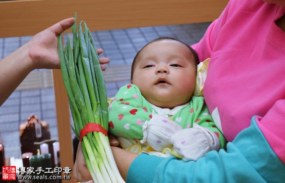 剃胎毛、滿月剃頭、嬰兒剃頭、嬰兒理髮、嬰兒剃髮、嬰兒剃胎毛、嬰兒滿月剃頭、寶寶剃頭、剃胎毛儀式、剃胎毛吉祥話、滿月剃頭儀式、滿月剃頭吉祥話、寶寶剃胎毛、寶寶滿月剃頭理髮、新竹香山區剃胎毛、新竹香山區滿月剃頭、新竹香山區嬰兒剃頭剃胎毛、新竹香山區嬰兒理髮、新竹香山區嬰兒剃髮、陳寶寶(新竹香山區嬰兒寶寶滿月剃頭理髮、免費嬰兒剃胎毛儀式吉祥話)。中國風會場，爸媽寶貝免費穿「日中韓」古裝禮服。專業拍照、DVD光碟、證書。★購買「臍帶章、肚臍章、胎毛筆刷印章」贈送：剃頭、收涎、抓周，三選一。2016.12.25 照片11