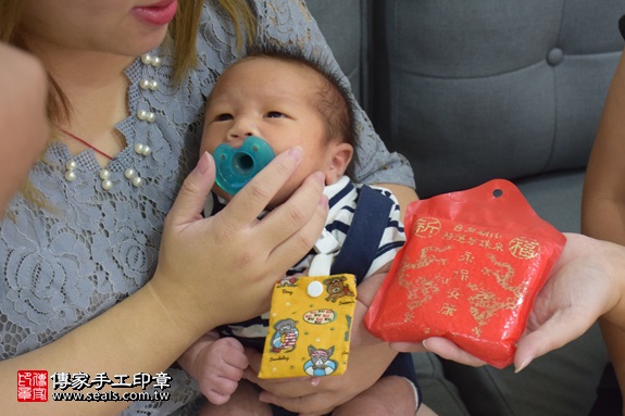 剃胎毛、滿月剃頭、嬰兒剃頭、嬰兒理髮、嬰兒剃髮、嬰兒剃胎毛、嬰兒滿月剃頭、寶寶剃頭、剃胎毛儀式、剃胎毛吉祥話、滿月剃頭儀式、滿月剃頭吉祥話、寶寶剃胎毛、寶寶滿月剃頭理髮、 新竹縣芎林地區剃胎毛、新竹縣芎林地區滿月剃頭、新竹縣芎林地區嬰兒剃頭剃胎毛、新竹縣芎林地區嬰兒理髮、新竹縣嬰兒剃髮、林寶寶(新竹芎林鄉到府嬰兒寶寶滿月剃頭理髮、免費到府嬰兒剃胎毛儀式吉祥話)。到府剃頭剃胎毛主持、專業拍照、DVD光碟、證書。★購買「臍帶章、肚臍章、胎毛筆刷印章」贈送：剃頭、收涎、抓周，三選一。2017.09.12照片6