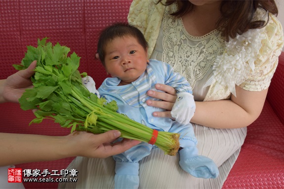 剃胎毛、滿月剃頭、嬰兒剃頭、嬰兒理髮、嬰兒剃髮、嬰兒剃胎毛、嬰兒滿月剃頭、寶寶剃頭、剃胎毛儀式、剃胎毛吉祥話、滿月剃頭儀式、滿月剃頭吉祥話、寶寶剃胎毛、寶寶滿月剃頭理髮、 新北樹林區剃胎毛、新北樹林區滿月剃頭、 新北樹林區嬰兒剃頭剃胎毛、新北樹林區嬰兒理髮、新北樹林區嬰兒剃髮、黃寶寶(新北樹林區到府嬰兒寶寶滿月剃頭理髮、免費到府嬰兒剃胎毛儀式吉祥話)。到府剃頭剃胎毛主持、專業拍照、DVD光碟、證書。★購買「臍帶章、肚臍章、胎毛筆刷印章」贈送：剃頭、收涎、抓周，三選一。2017.08.01  照片13