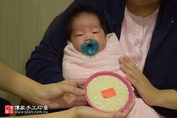 剃胎毛、滿月剃頭、嬰兒剃頭、嬰兒理髮、嬰兒剃髮、嬰兒剃胎毛、嬰兒滿月剃頭、寶寶剃頭、剃胎毛儀式、剃胎毛吉祥話、滿月剃頭儀式、滿月剃頭吉祥話、寶寶剃胎毛、寶寶滿月剃頭理髮、 新北市板橋地區剃胎毛、新北市板橋地區滿月剃頭、新北市板橋地區嬰兒剃頭剃胎毛、新北市板橋地區嬰兒理髮、新北市嬰兒剃髮、 朱寶寶(新北板橋區到府嬰兒寶寶滿月剃頭理髮、免費到府嬰兒剃胎毛儀式吉祥話)。到府剃頭剃胎毛主持、專業拍照、DVD光碟、證書。★購買「臍帶章、肚臍章、胎毛筆刷印章」贈送：剃頭、收涎、抓周，三選一。2017.09.02照片7
